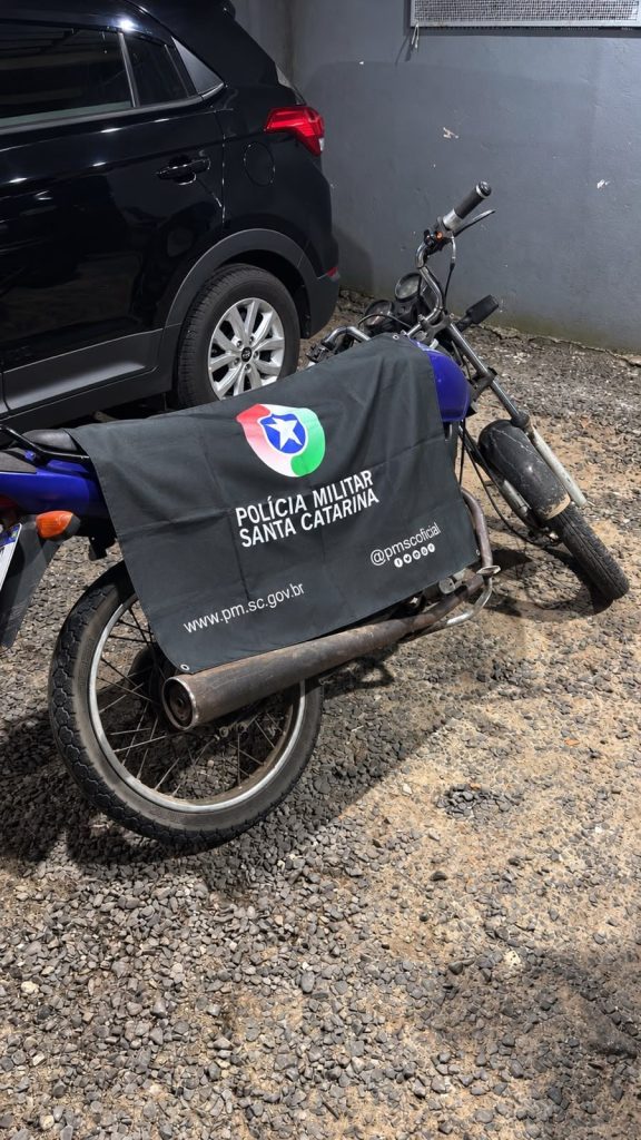 Polícia Militar recupera motocicleta furtada em Araranguá e, prende homem após fuga
