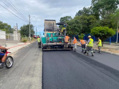 Rua Albino Pereira de Souza recebe asfalto e obra chega a 70% de execução em Araranguá