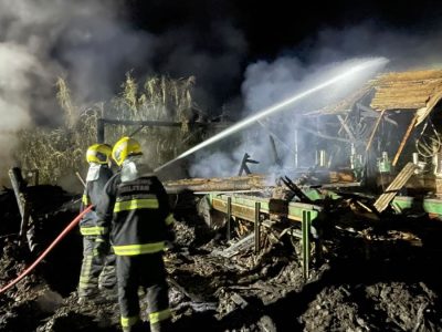 Incêndio atinge serraria e, provoca danos a casa de máquinas em Praia Grande