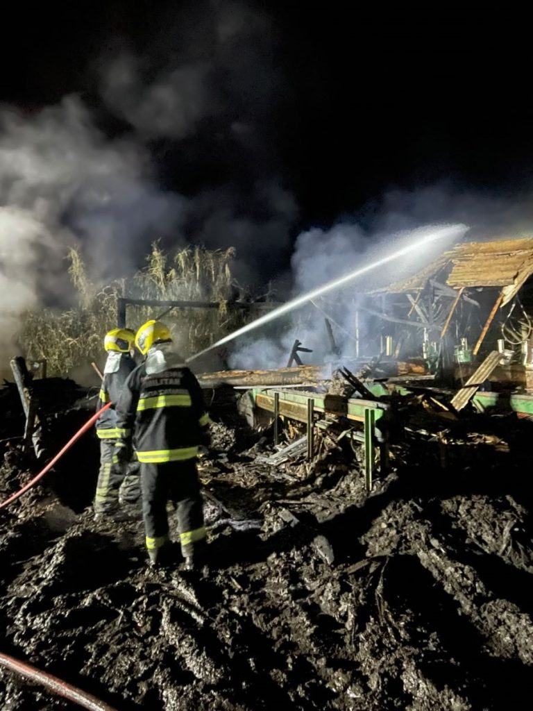 Incêndio atinge serraria e, provoca danos a casa de máquinas em Praia Grande