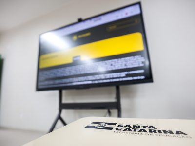 Governo de Santa Catarina entrega 533 telas interativas a escolas da rede estadual