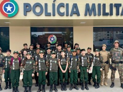 Alunos do Proa visitam o quartel do 19º BPM em Araranguá